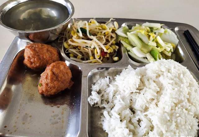实拍电子厂的工作餐,有肉有菜还有汤,米饭不限量,才6块钱一份