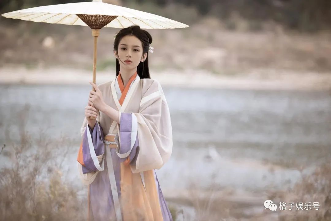 不愧是"北电校花",周也撑伞的古装照片,气质娴静美好!