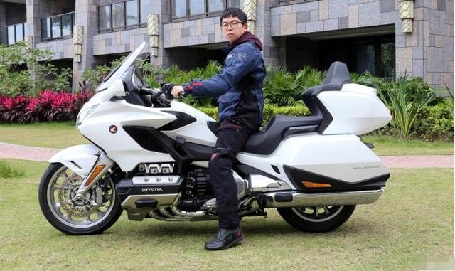 第六代本田金翼都快赶上bba的价格了,网友:希望还能骑得动