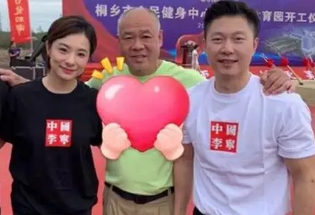 李宁还有一位支持他的妻子陈永妍,陈永妍也年近60,但她美貌依旧,和
