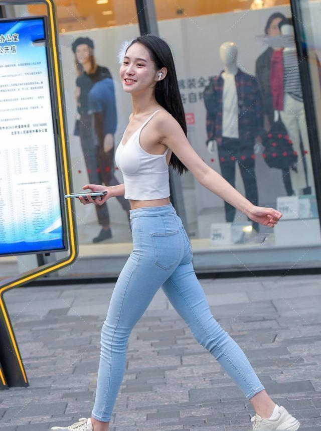 街拍美女:腿型修长的打底裤美女,少不了休闲裤装的修饰,遮肉显瘦