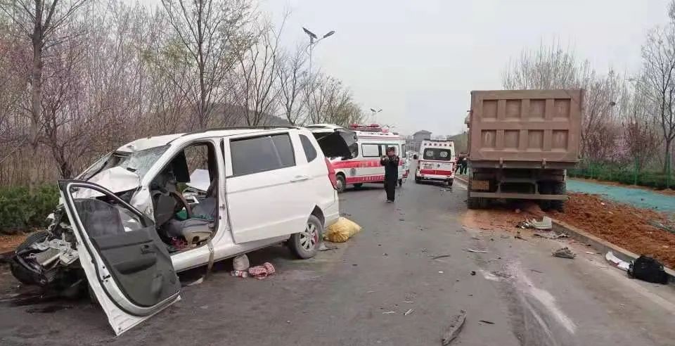 济南发生一起车祸,三车相撞!一女性被甩出车外,疑似身亡!警方介入