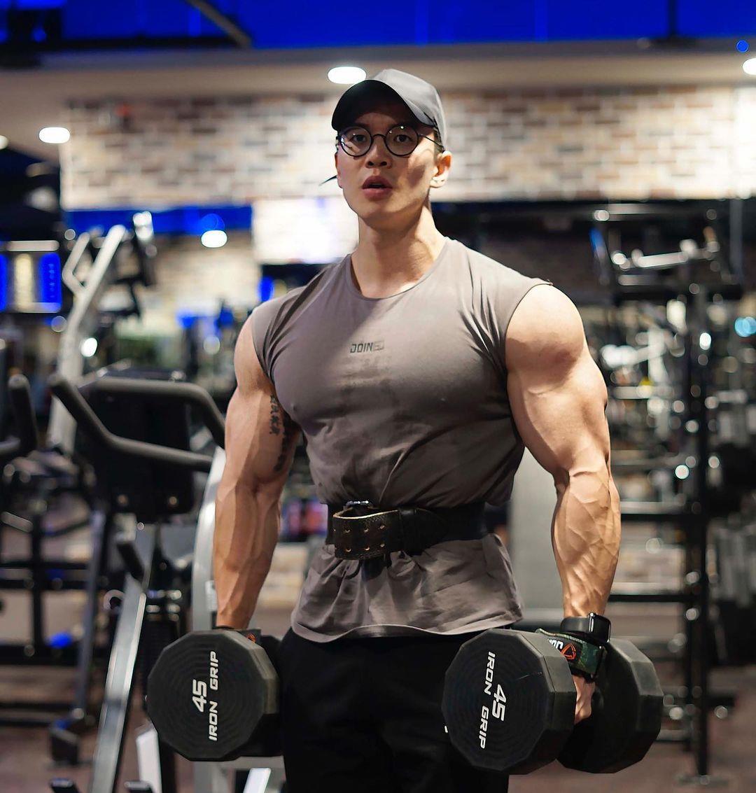 眼镜男竟是大块头,肌肉尽显男友力,真想被他呵护_健身