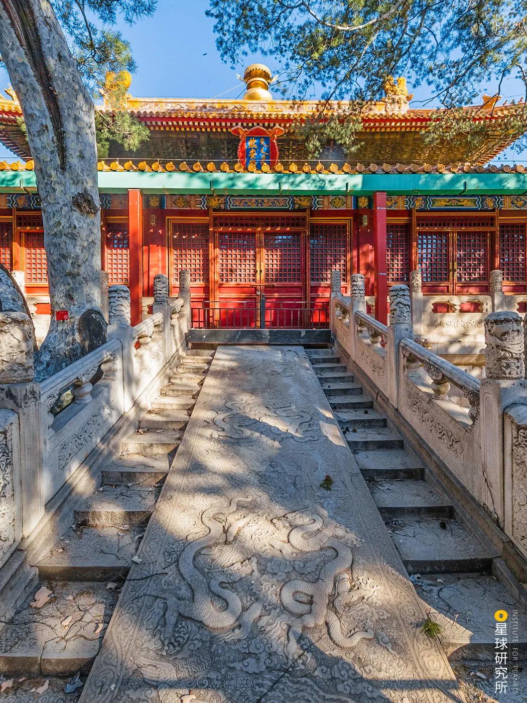 比如明成祖朱棣 为了自身的信仰 在后三宫之后的御花园 修建了 钦安殿