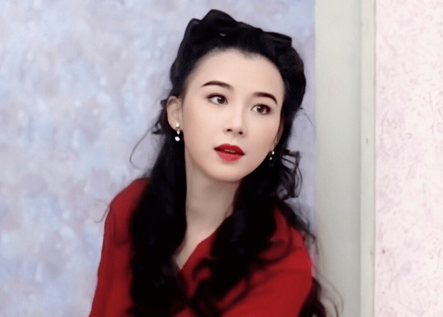 原创她曾是娱乐圈公认"第一美女",今52岁大长腿惹人羡,娃娃音炸了