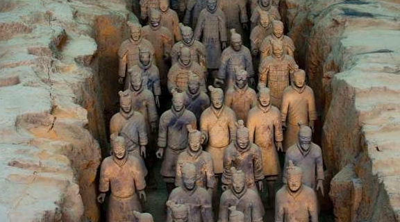 秦始皇兵马俑用真人烧成?一尊'诡异'的俑人,揭开了千年谜底