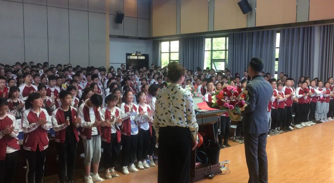 安顺市西秀区蔡官中学举办了2021届《青春无悔 决战中考》公益巡回