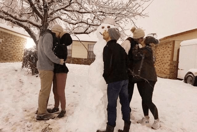 搞笑图片:两对情侣和一只单身狗,他们堆好雪人以后