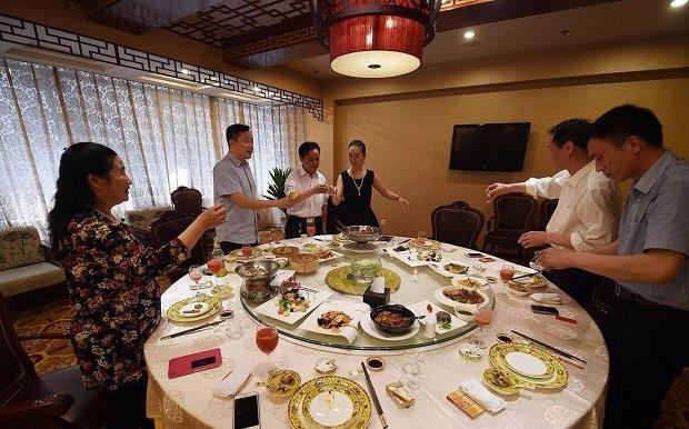 中国式饭局:江湖规矩,餐桌上见高低,饭非饭,而是一场博弈