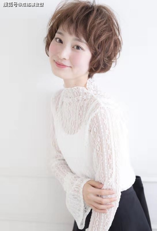 原创圆脸微胖适合什么样的发型?三种短发显脸小又减龄,好打理又时尚