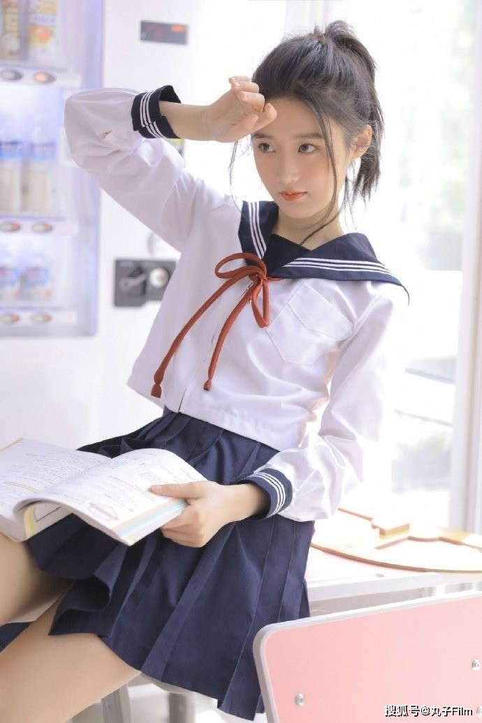 性感美女时尚写真:高马尾学生妹日系校服,甜美可人!