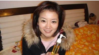 他曾是央视当红主持人,曾因打架入狱8个月,今50岁被观众遗忘