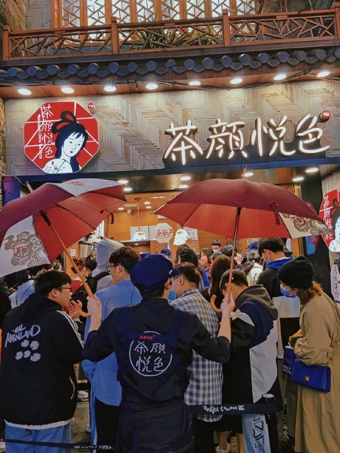 在茶颜悦色的门店中会常备一些雨伞,用于借给没带伞的顾客