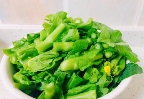 清炒油菜苔的做法: 备用食材:油菜苔1把,大蒜3瓣,干红辣椒3个,花椒粒