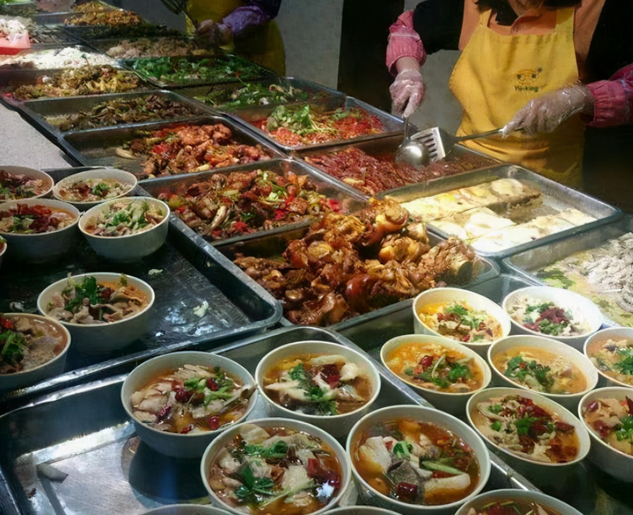 富士康的食堂每天60吨大米280头猪120万个鸡蛋