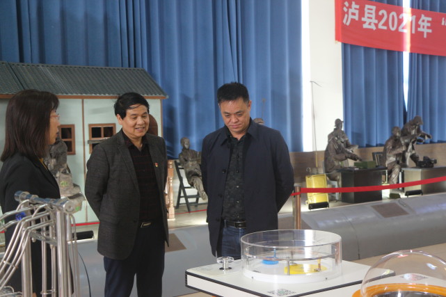 校长熊兴权对学校体制,校园文化,科技教育等情况的介绍;询问了"泸县