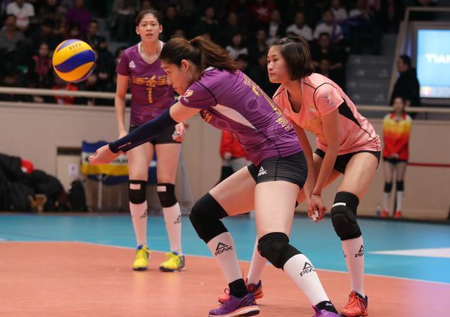 一打硬仗就崩?天津女排自由人飞一传成习惯,李盈莹被搭档连累