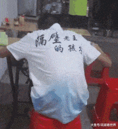 孩子穿着衣服回家,不知道你爸爸会不会打死你