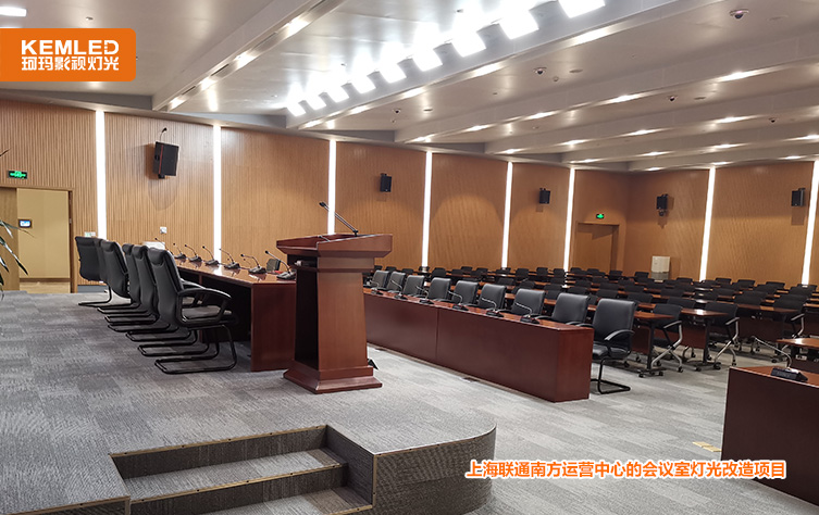 4.没有采用专业视频会议室灯具,显色指数以及色温都达不到拍摄要求.