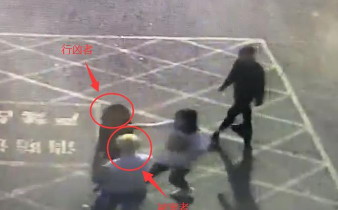 原创突发!内蒙一女子当街刀捅ktv服务员,对方捂腹倒地当场身亡