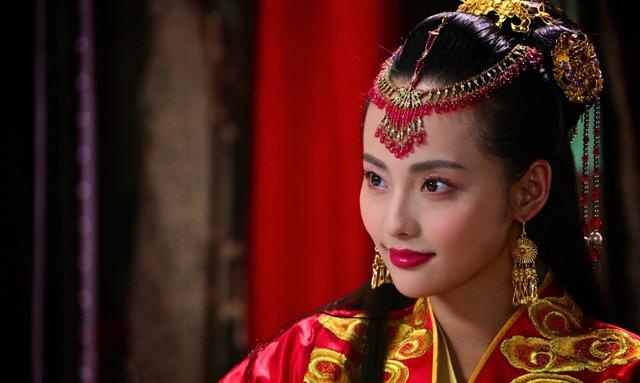 总算明白为什么导演总让张嘉倪穿红衣了,实在是太美了