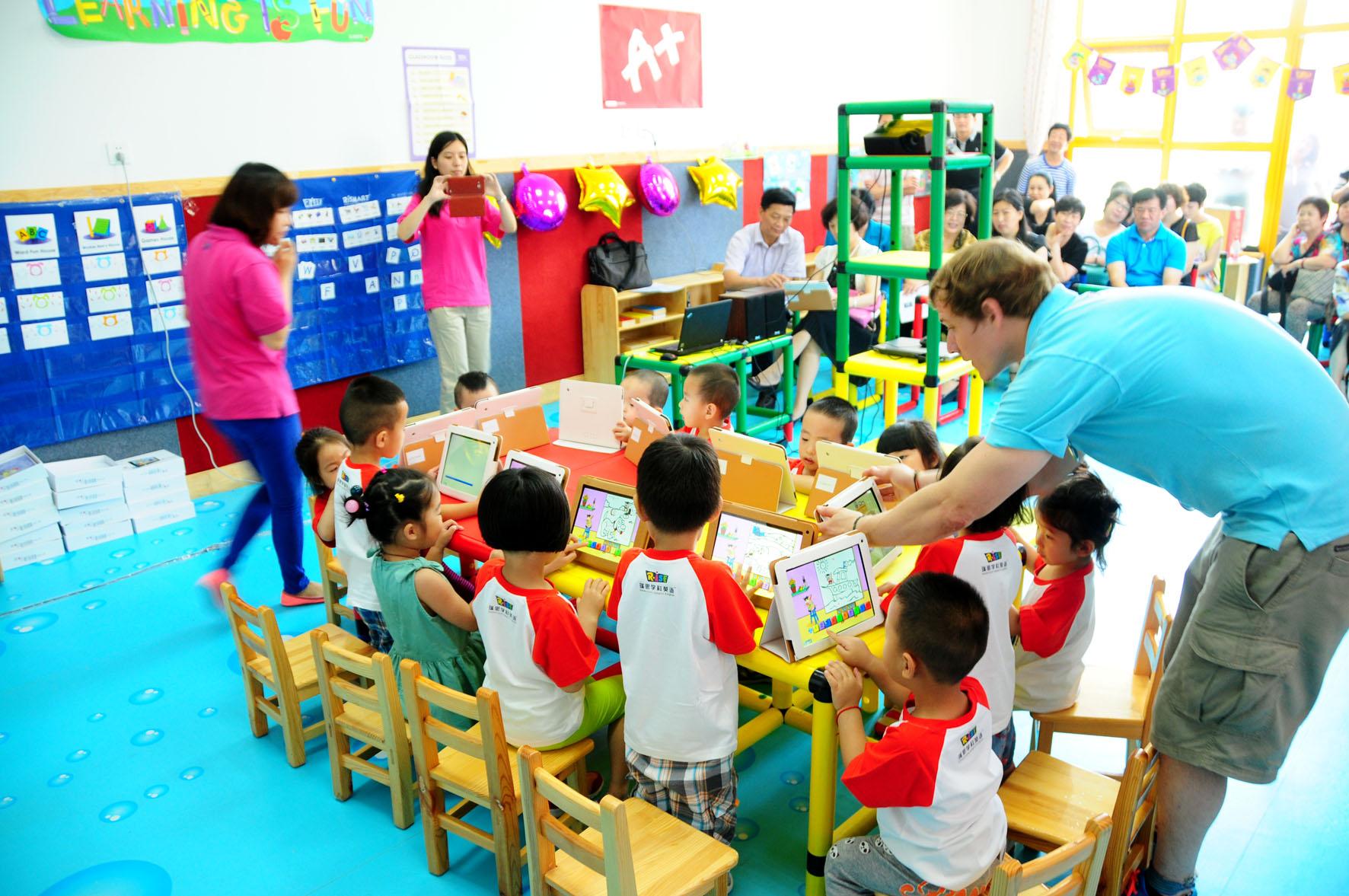 根据资料显示,近年来湖南省就业率排名第一的专业是幼儿教育专业.