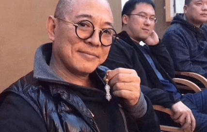 58岁李连杰再次现身五台山,在山洞盘坐冥想,疑似祈福"