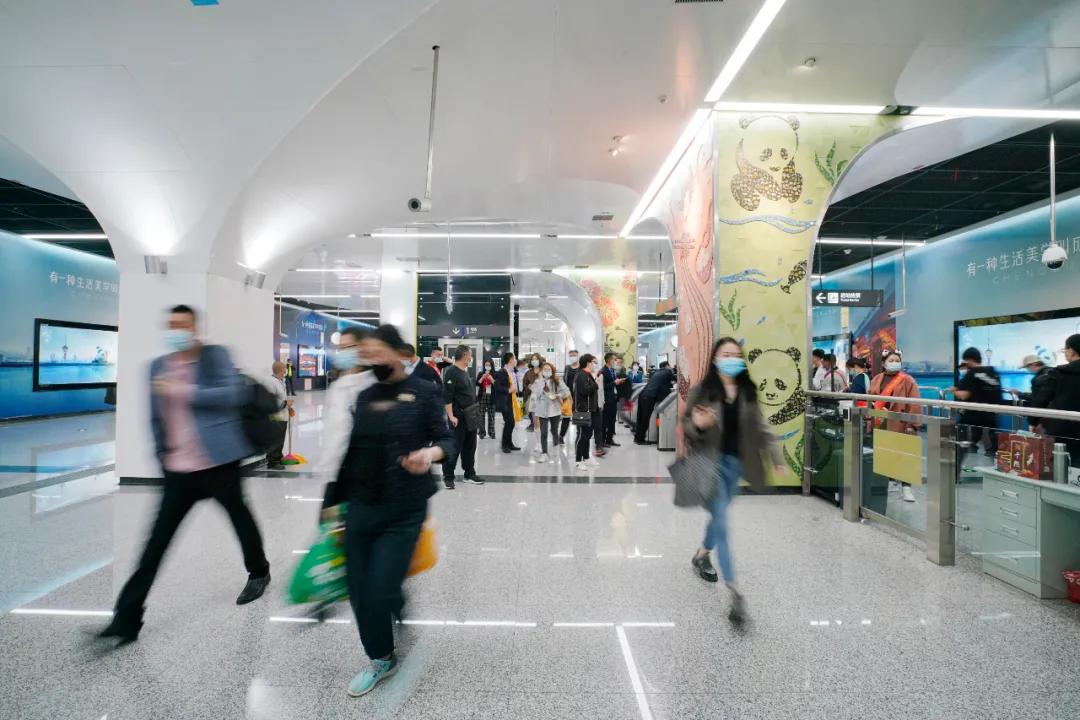在成都地铁广州路站大量运用"品牌墙 品牌通道"相结合的媒体形式,给人