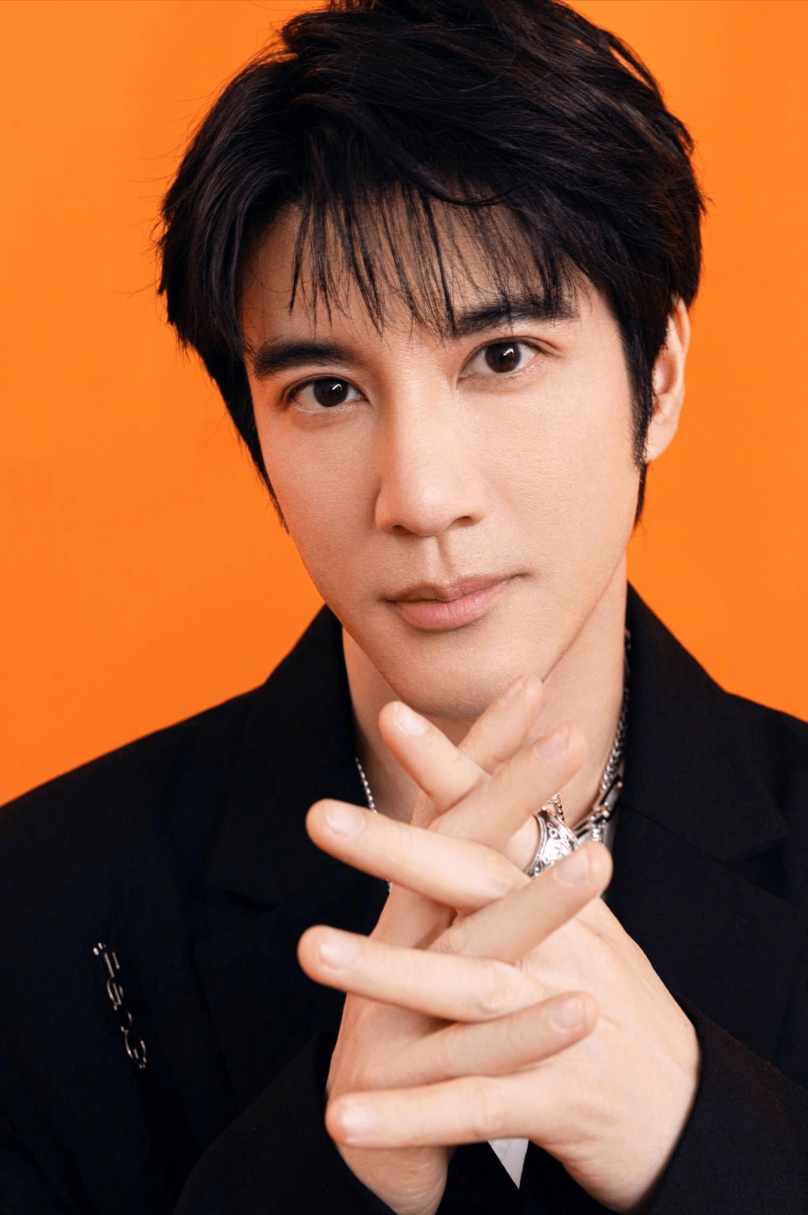 小编总结:王力宏作为炙手可热的歌手,同时还是出色的演员和导演,这样