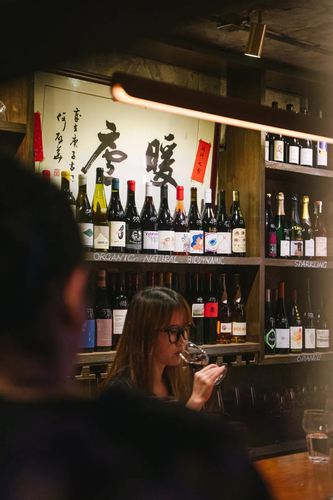 一个人在酒吧喝酒照片