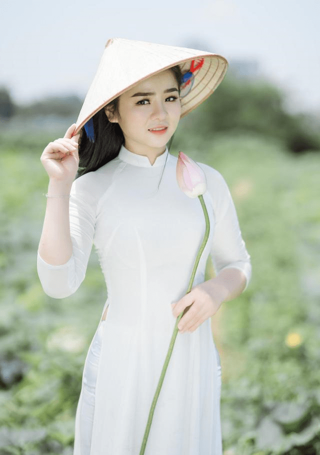 奥黛算是越南的国服了,看起来非常的迷人,娃娃脸的童颜小姐姐,深处