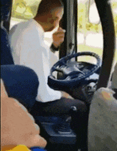 搞笑gif:男性每天都要刮胡子 为什么不用脱毛膏