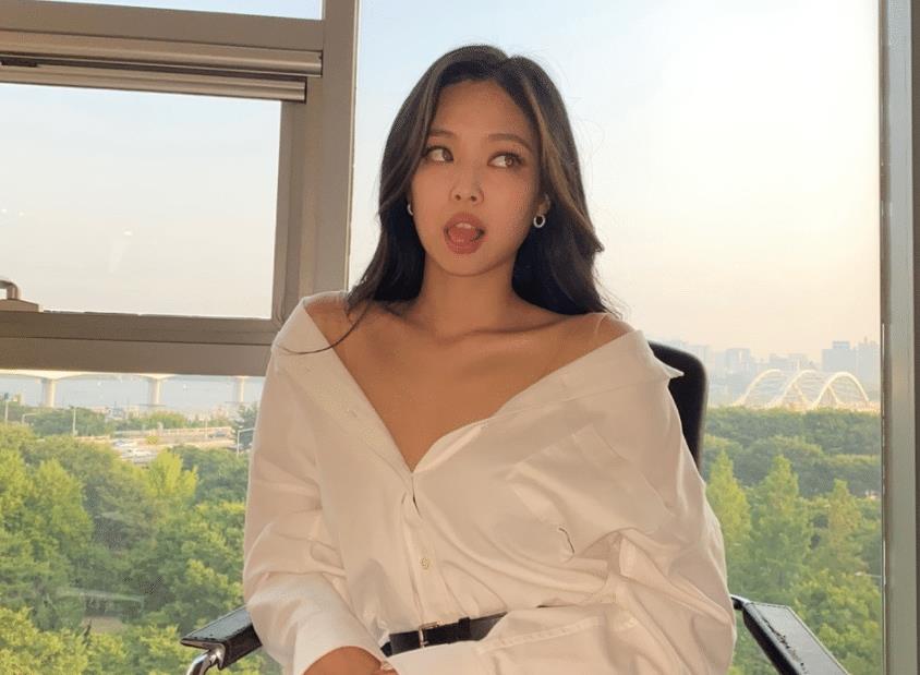 jennie晒与男子春游照,原相机怼脸拍,素颜状态是认真的吗