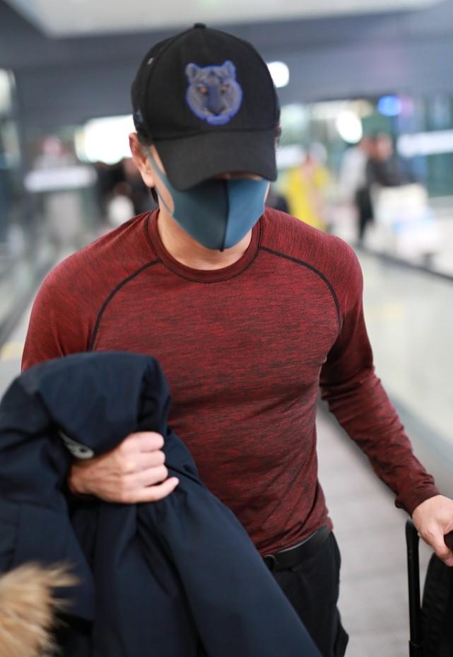 吴奇隆身材好壮实穿休闲运动上衣显肌肉块真能给人安全感
