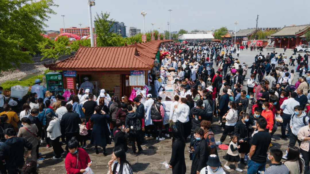 太昊陵广场,购买压缩馍的客人比以往增加许多