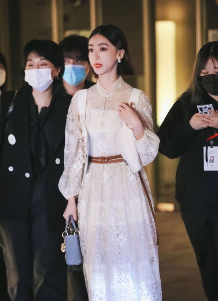 吴谨言的优雅气质挡不住,穿镂空设计的浅色连衣裙,温柔又有魅力
