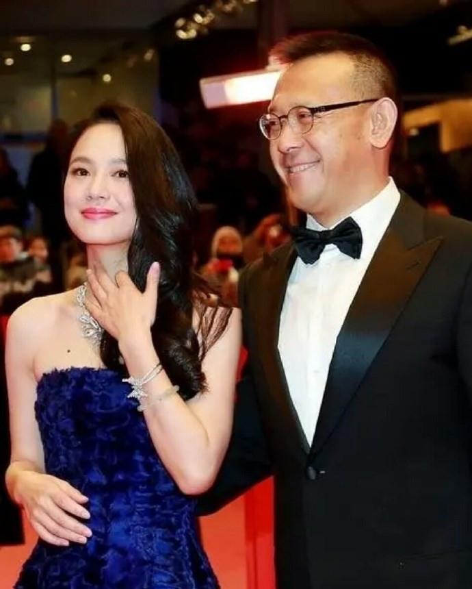 周韵红毯上真抢眼穿抹胸裙又瘦又有曲线难怪姜文乐得合不拢嘴