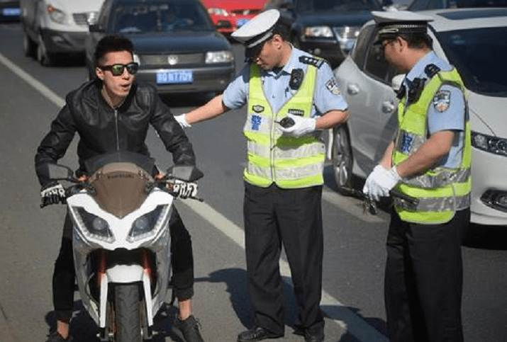 摩托车遇到交警查车,为什么宁愿弃车也不配合?车主:我