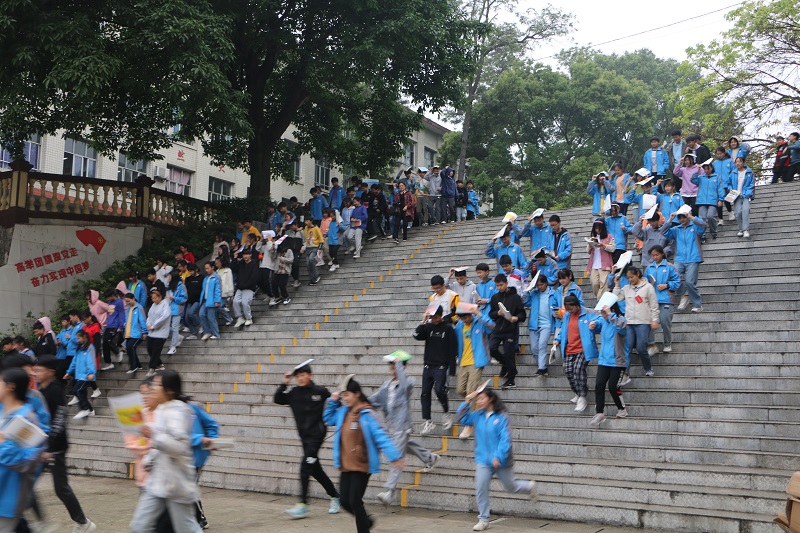 宜宾市南溪区桂溪中学举行2021年春期应急避震安全演练