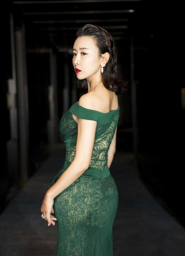原创38岁毛俊杰魅力不减金色深v亮片裙开到胃凹凸身材太有风韵