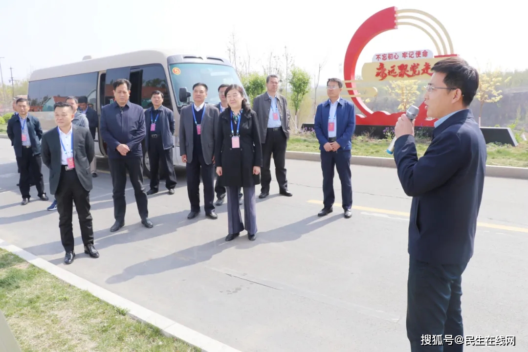 临朐县政协主席赵永娟带队到辛寨街道视察绿化美化工作情况