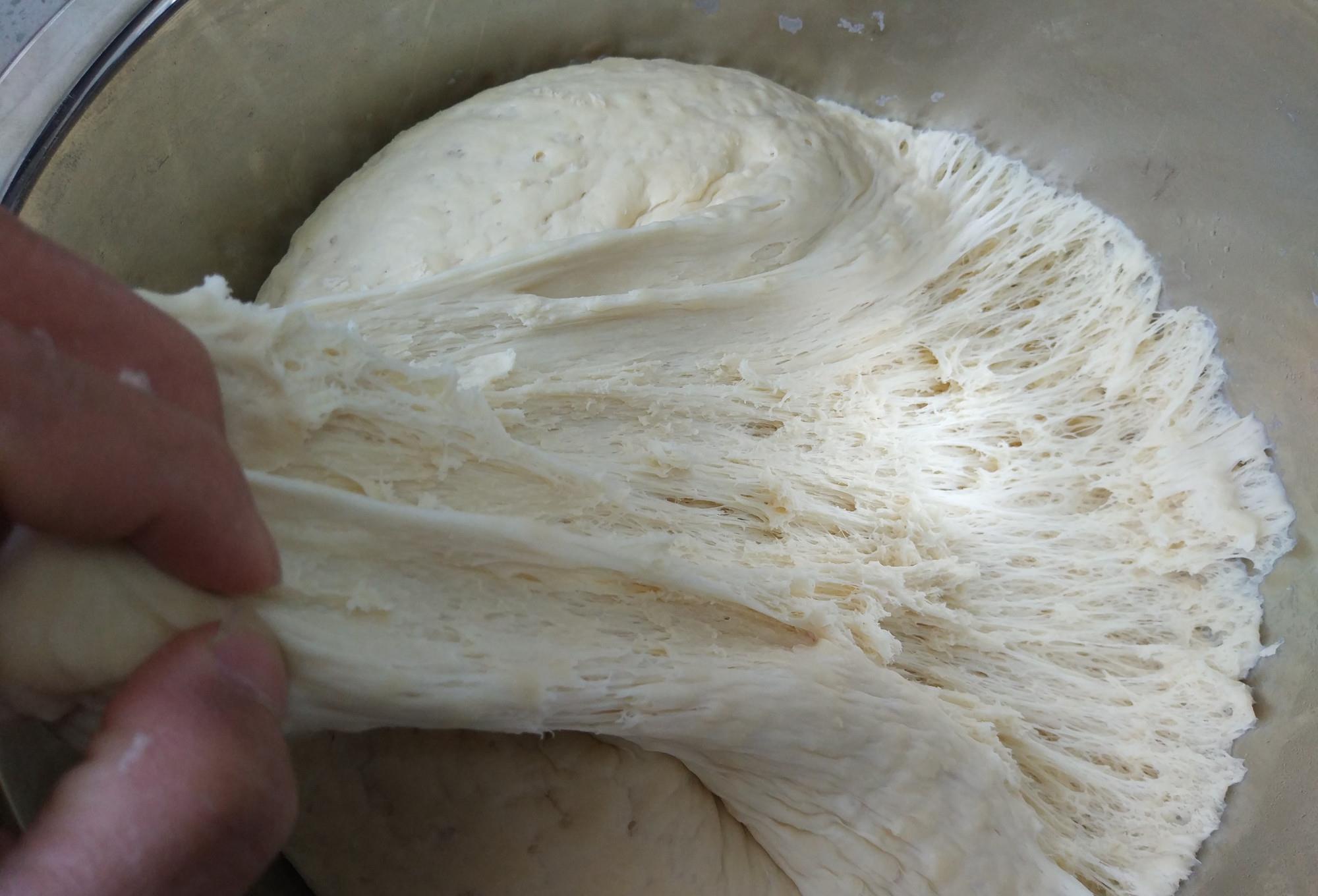 发面的时候,用的最常见的方法就是酵母粉发酵,相比以前用老面头儿发面