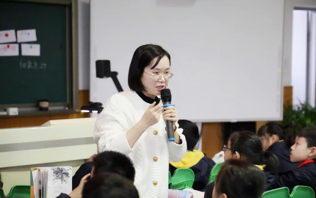 祝瑜燕老师执教的是四年级的《海上日出,她借助预习反馈指导重难点