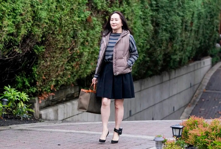 孟晚舟久违露面!连衣裙搭大衣露小粗腿,穿绿色钻石高跟鞋真时髦