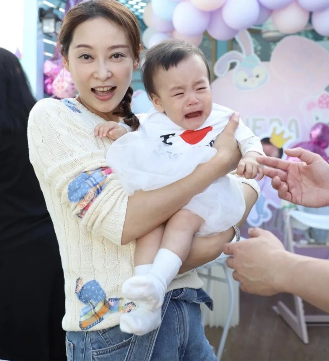 杨怡为女儿庆祝一岁生日罗仲谦高举小珍珠愿你展翅高飞67