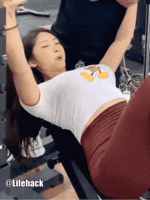 千万别在健身房穿浅色裤子运动!画面太太太尴尬了.