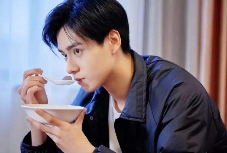 原创被称为国民老公的5位男明星,李易峰接地气,靳东成熟稳重