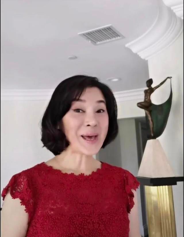 歌手陈红近照真是不敢看,脸部僵硬的有点不自然,美颜都掩盖不住