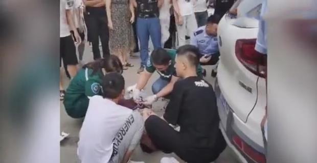 原创湖南一中专生校门口被杀害,当场被盖上蓝布,目击者道出案发原因