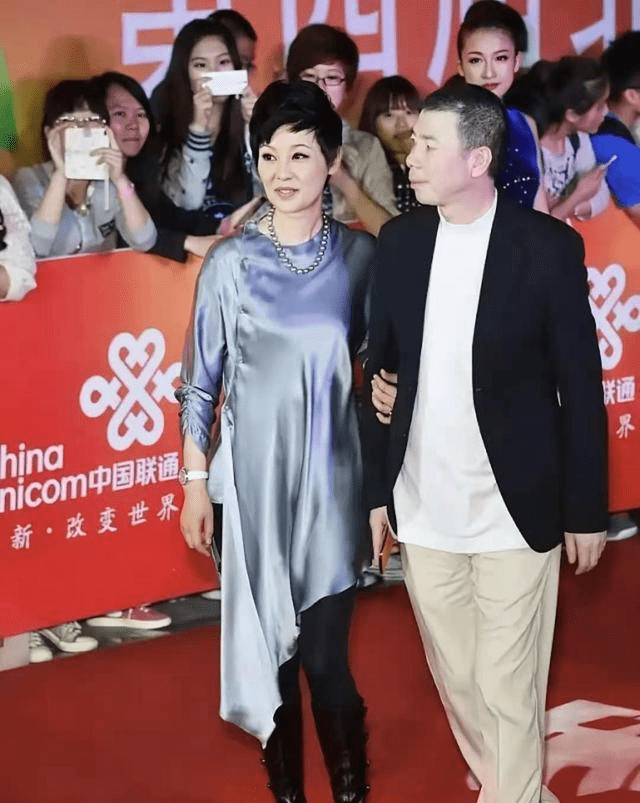 53岁徐帆穿搭可真"俏",绸面连衣裙显出好身材,不愧是导演夫人